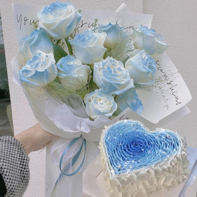爱人水果心形鲜奶花瓣造型蛋糕;11朵碎冰蓝玫瑰