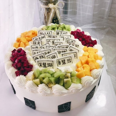 [材质]:圆形水果夹心蛋糕,表面时令水果围边,巧克力牌写字装饰 [包装]