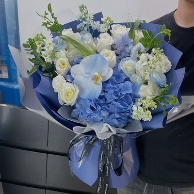 玫瑰绣球混搭花束